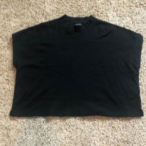 Black sleeveless crop t-shirt